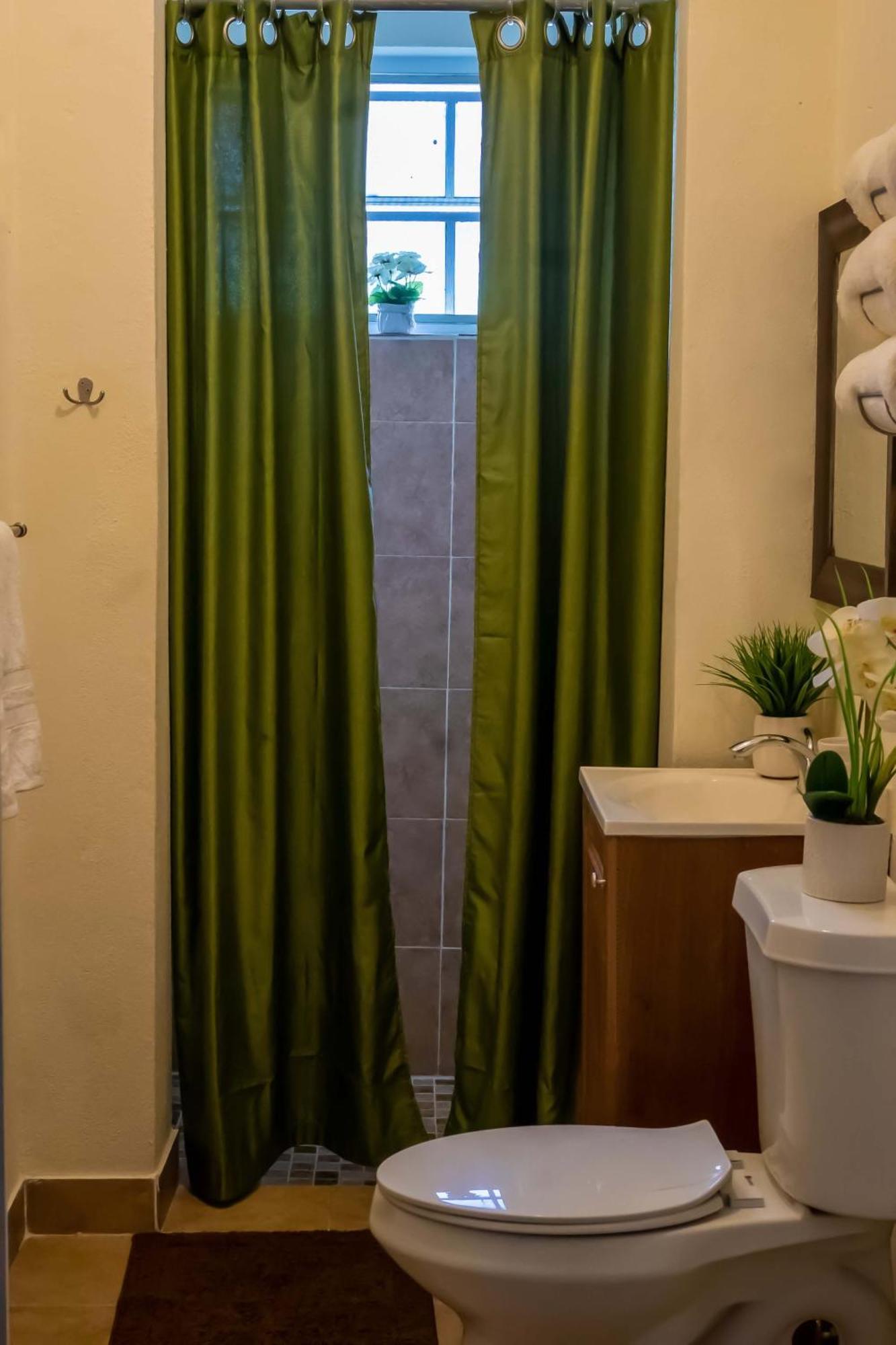 A Taste Of Paradise - Vacation Rentals Close To Us Embassy & Restaurants Насау Екстериор снимка