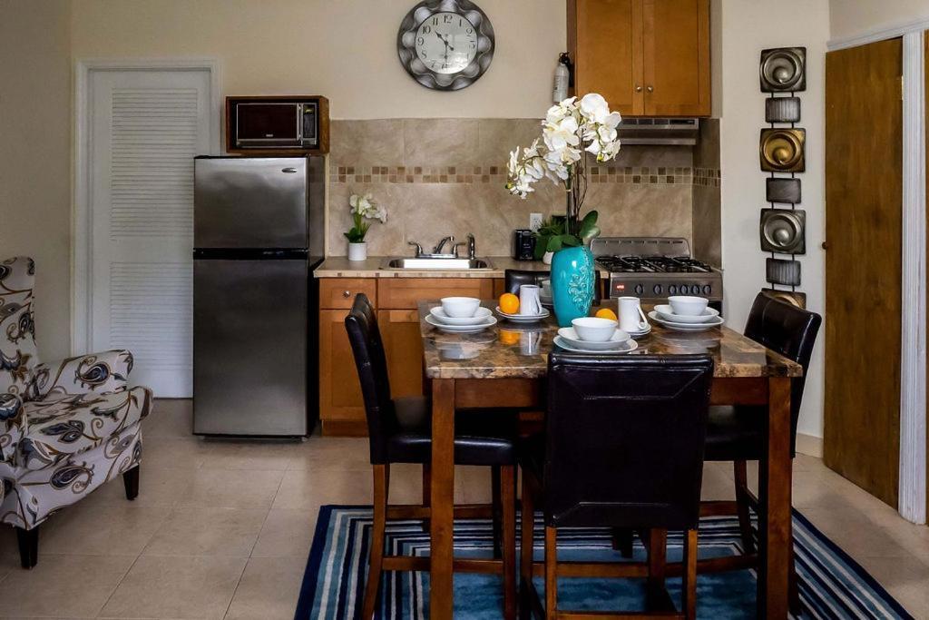 A Taste Of Paradise - Vacation Rentals Close To Us Embassy & Restaurants Насау Екстериор снимка
